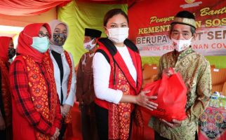 Gandeng Yayasan, Penasihat DWP Kemensos Salurkan Sembako di Ogan Ilir - JPNN.com