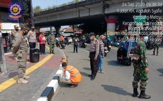 Pelanggar Protokol Kesehatan di Kampung Melayu Dihukum Mengecat Trotoar, Lihat Fotonya! - JPNN.com
