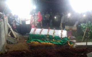 Tembakan Salvo dan Ratusan Anggota Polisi Iringi Pemakaman Polwan Cantik Bripka Anina - JPNN.com
