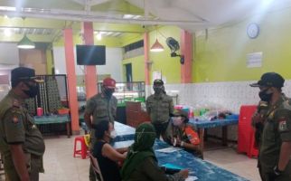 Langgar PSBB, 7 Rumah Makan di Kramat Jati Dipaksa Tutup Tiga Hari - JPNN.com