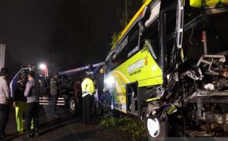 Bus Pariwisata Tabrak 7 Kendaraan di Jalur Dieng, 4 Orang Tewas, Ini Identitas Korban - JPNN.com