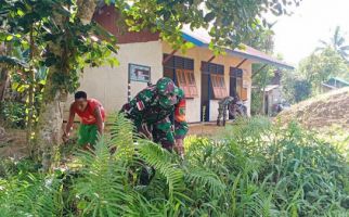 Personel TMMD Kodim 1711 Bersihkan Sekolah PAUD di Kampung Kakuna - JPNN.com