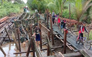 15 Personel TMMD Merangkai Fondasi Jembatan Handil Samsu - JPNN.com