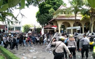 Massa Tolak UU Cipta Kerja Mengamuk, Rusuh di Malioboro - JPNN.com