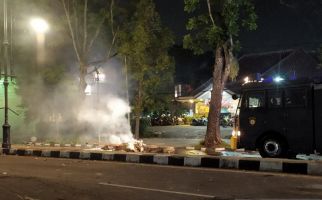 Demo Tolak UU Cipta Kerja di Bandung Rusuh, Massa Mengamuk - JPNN.com