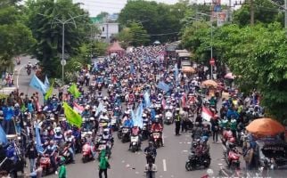 Demo Tolak UU Cipta Kerja di Surabaya, Massa Buruh Membeludak - JPNN.com
