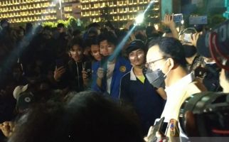 Malam Masih Mencekam, Anies Baswedan Menemui Massa Demonstran - JPNN.com