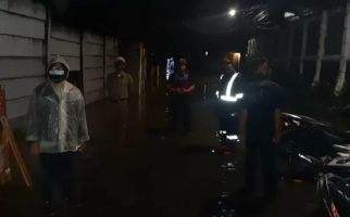 Kali Krukut Meluap, Warga Mengungsi ke Lantai Dua Rumah - JPNN.com