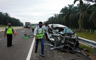 Avanza Tabrak Belakang Trailer di Tol Pekanbaru-Dumai, Lihat Kondisi Mobilnya - JPNN.com