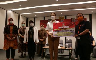 Kemensos Serahkan 1.536 Paket Sembako untuk Karyawan Hotel di Jakarta - JPNN.com