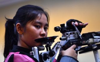 Dia Cantik dan Menembak Jago Banget, Nih Fotonya Saat Pegang Senapan! - JPNN.com