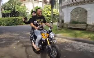 Sule Ajak Nathalie Holscher Naik Motor Mini, Lihat Ada yang Aneh - JPNN.com