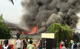 Kebakaran di Lahan Parkir Mal Senayan City, Asap Cukup Tebal - JPNN.com