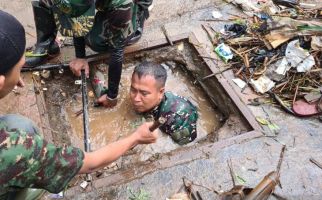 Aksi Prajurit TNI Sungguh Heroik di Tengah Guyuran Hujan - JPNN.com