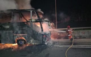 Bus AKAP Terbakar di Tol Jagorawi, Begini Penampakannya, Penumpangnya Bagaimana? - JPNN.com
