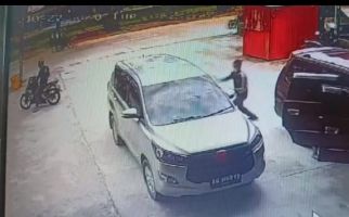 Beraksi Siang Bolong, Bandit Pecah Kaca Terekam CCTV Bawa Kabur Uang Ratusan Juta Rupiah - JPNN.com