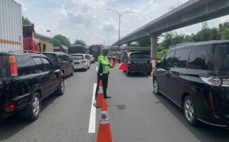 Siang Ini Tol Japek Macet, Contraflow Sepanjang 14 KM Diterapkan, Catat Titiknya - JPNN.com