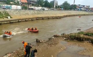 Lagi Asyik Berenang, Jaki Mubarok Hanyut di Sungai Ciliwung - JPNN.com