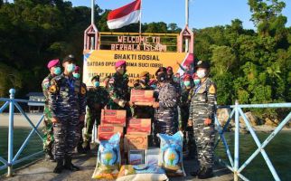 Satgas Pelayaran Operasi Bima Suci Serahkan Bantuan Kepada Prajurit TNI di Pulau Berhala - JPNN.com