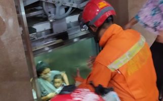 Detik-Detik Seorang Wanita dan 2 Anak Perempuan Terjebak di Dalam Lift Gedung Kimia Farma - JPNN.com