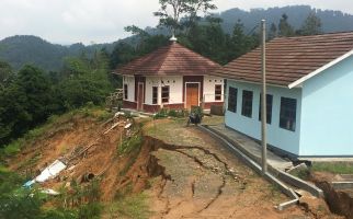 Lihat, Gedung Sekolah dan Musala di Lebak Nyaris Amblas ke Jurang - JPNN.com