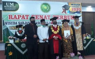 Kisah Haru: Cerita Orang Tua yang Gantikan Anaknya Wisuda - JPNN.com