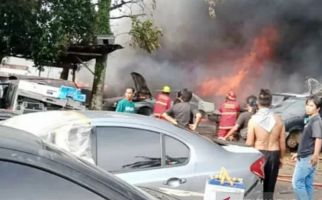 Ditinggal Pergi Pemilik, Bengkel Dilalap Api, Puluhan Mobil Hangus - JPNN.com