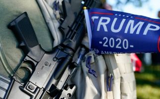 Pilpres AS Memanas, Pendukung Donald Trump Angkat Senjata - JPNN.com