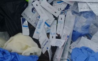 Limbah Medis yang Ditemukan Warga Bekasi di Pinggir Jalan Bekas Alat Rapid Test - JPNN.com