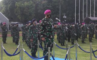 Kolonel Marinir Umar Farouq Berdiri di Depan Pasukan, Ada Momen 60 Detik - JPNN.com