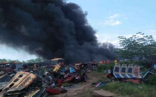 Bum! Gudang Bus Transjakarta Terbakar, Warga Panik, Terdengar Ledakan - JPNN.com