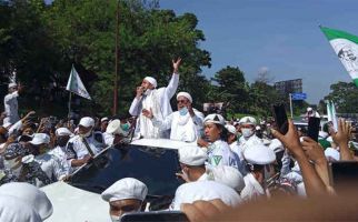 Lautan Manusia Sambut Habib Rizieq dengan Selawat, Simpang Gadog Lumpuh, Ciawi Macet - JPNN.com