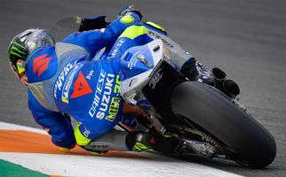 Lihat Detik-Detik Si Pemimpin Klasemen Jatuh di FP2 MotoGP Valencia - JPNN.com