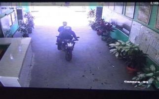 Sebelum Menggondol Dana BOS Rp 50 Juta, 2 Bandit Spesialis Pecah Kaca Mobil Terekam CCTV, Nih Lihat - JPNN.com