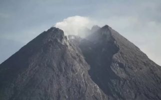 Guguran Lava Gunung Merapi Meluncur ke Arah Kali Krasak - JPNN.com