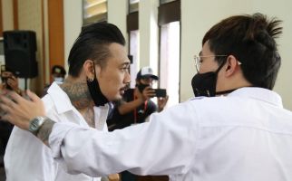 Dr Tirta Menghapus Tato YNWA di Tangannya, Ada Apa? - JPNN.com