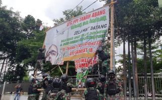 Pasukan TNI Mencopoti Baliho Habib Rizieq, Begini Sikap Mabes Polri - JPNN.com