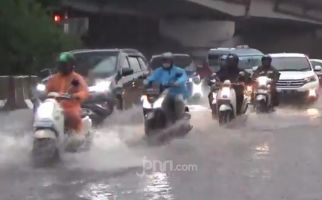 Hujan Lebat Guyur DKI Jakarta Jumat Siang, Jarak Pandang Hanya 5 Meter - JPNN.com