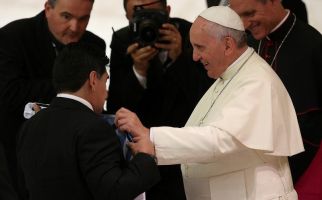 Maradona Tutup Usia, Paus Fransiskus Terus Mengingatnya Dalam Doa - JPNN.com