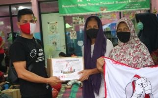KAMI Milenial Beri Sembako untuk Korban Kebakaran di Menteng Atas Jakarta - JPNN.com