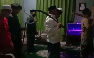 Viral Seruan Jihad Sambil Tenteng Pedang Saat Salat, Polisi Langsung Turun Tangan - JPNN.com
