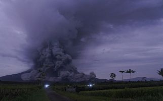 Begini Penampakan Luncuran Awan Panas Gunung Semeru, Warga Mengungsi - JPNN.com