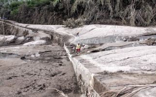 Gunung Semeru Hari Ini Masih Meluncurkan Awan Panas Guguran - JPNN.com