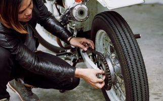 Jangan Asal, Mengencangkan Rantai Motor Ternyata Ada Aturannya - JPNN.com