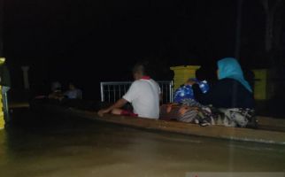 Banjir Makin Parah, Listrik Padam, Warga Terpaksa Mengungsi - JPNN.com
