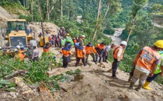 Alat Berat dan Operator Terseret Longsor dari Ketinggian Ratusan Meter ke Dasar Sungai, Ngeri - JPNN.com