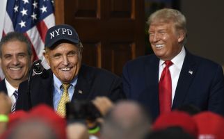 Satu per Satu Orang Dekat Donald Trump Kena COVID-19, Sekarang Giliran Pak Rudy - JPNN.com