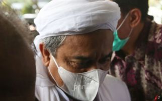 Habib Rizieq Mengangkat 2 Tangannya yang Diikat, Mengacungkan Jempol - JPNN.com