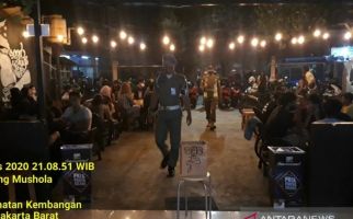 Pengunjung Kafe Berjubel, Satpol PP Datang, Hemm.. - JPNN.com