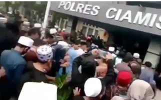 Massa Geruduk Polres Ciamis Minta Ditahan untuk Gantikan Rizieq Shihab - JPNN.com